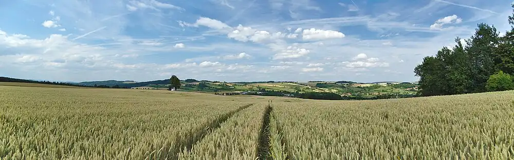 Panorama Jesence a Dzbelu z cesty nad Dzbelem, nad obcemi lze vidět přírodní park Kladecko