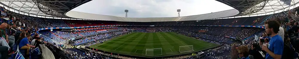 Panoramatický záběr stadionu De Kuip během finále nizozemského fotbalového poháru 2013/2014.