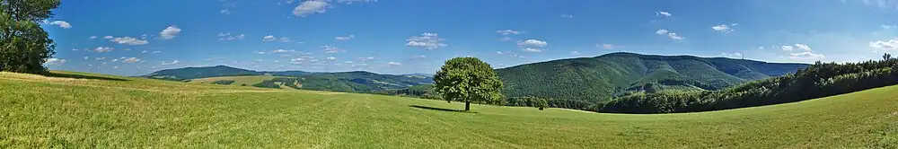 Panoramatický pohled na Bílé Karpaty - kopce Velká Javořina, Jelenec, Nová Hora a Velký a Malý Lopeník