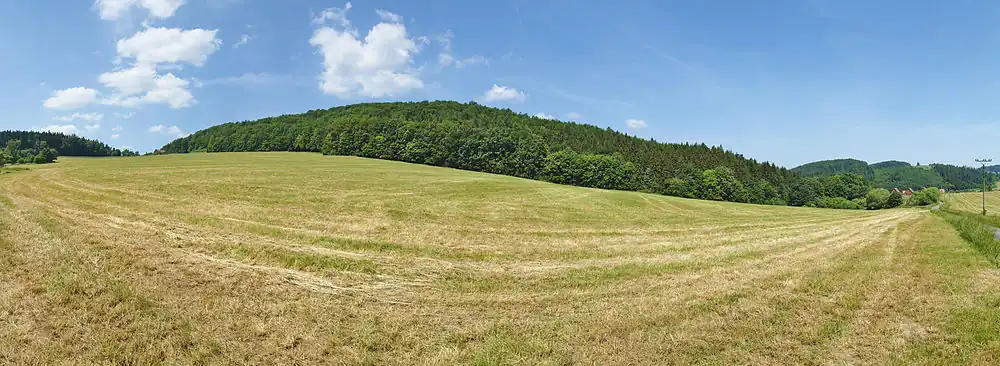 Panoramatický pohled na národní přírodní rezervaci Špraněk z cesty mezi Javoříčkem a Březinou