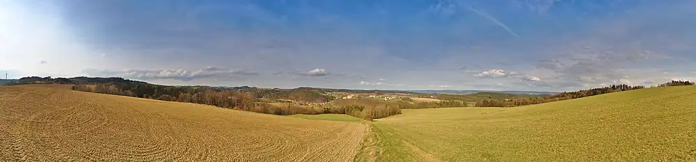 Panoramatický pohled na přírodní park Halasovo Kunštátsko od Touboře, uprostřed je vidět město Kunštát