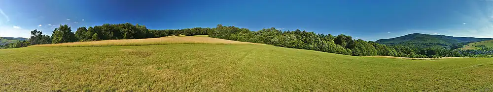 Panoramatický pohled na přírodní rezervaci Nová hora, Květná se nachází v pravé části obrázku