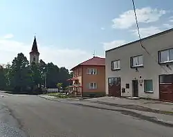 Střed obce s obecním úřadem, hasičskou zbrojnicí a kostelem svaté Markéty