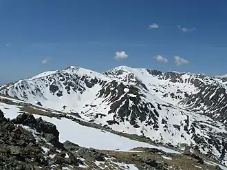 pohled na Lesu (2 375 m, vlevo) a Parângul Mare (2 519 m, uprostřed)