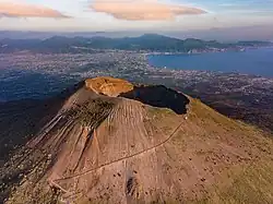 Pohled na Vesuv od západu, směrem k Pompejím.