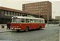 Nová budova nádraží v Pardubicích začala sloužit v roce 1958. Stará budova byla těžce poškozena leteckým náletem v roce 1944.