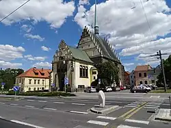 Arciděkanský kostel sv. Bartoloměje v Pardubicích, za ním budova fary.