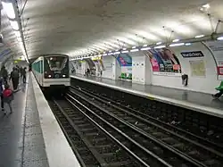 Nástupiště ve stanici