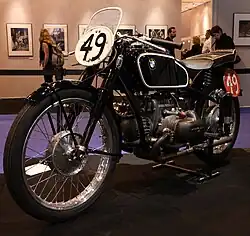 Momentka BMW RS 500 TT - 1939 s fotografickou výstavou v pozadí, 2010