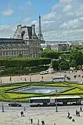 Základna pyramidy na Place du Carrousel