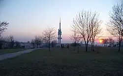 Park Parukářka na Vrchu sv. Kříže, v pozadí Žižkovský vysílač