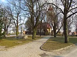 Náves Heraltic s kostelem sv. Jiljí a sochou sv. Jana Nepomuckého