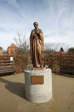 Socha Jana Nepomuka Neumanna v parku