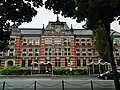 Barevná fotografie historizující budovy školy
