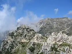 Závěr strada delle Gallerie s pozůstatky vojenské observatoře a Cima Palon v pozadí