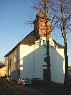 Průčelí farního kostela sv. Václava v Pasekách nad Jizerou z pohledu od západu