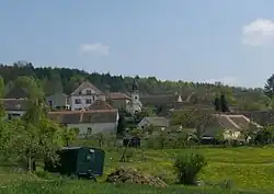 Pohled na obec ze silnice na Tálín.