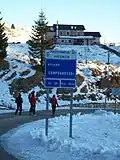 Průsmyk Passo di Campogrosso a horská chata v pozadí v zimě