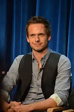 Patrick J. Adams na promoakci seriálu Kravaťáci, 2013