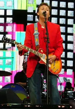 Paul McCartney během koncertu v Praze