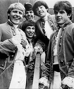 Skupina v roce 1967. Zleva vpředu Paul Revere, Mike Smith, uprostřed zleva Jim Valley, Mark Lindsay, vzadu Phil Volk
