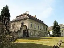 Barokní fara naproti kostelu