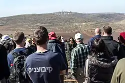 Členové organizace Mír nyní, v pozadí Achija