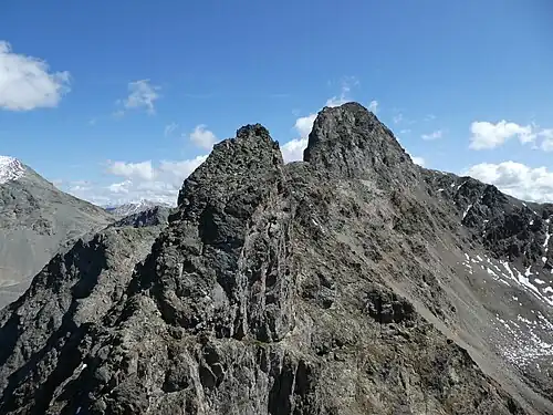 Hlavní vrchol Las Sours (3008 m, vlevo) a Piz Muragl (vpravo)