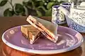 Sendvič s arašídovým máslem a marmeládou (peanut butter and jelly)