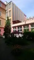 Pohled na luxferovou stěnu uvnitř bloku