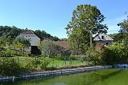 Střed osady s nádrží a bývalou rychtou