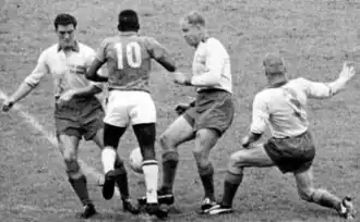 MS 1958 mezi Švédskem a Brazílií, hráči zleva: Bengt Gustafsson (Švédsko), Pelé (Brazílie), Sigge Parling a Sven Axbom (oba Švédsko).