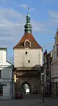 Horní (Rynárecká) brána pojmenovaná podle obce, na kterou směřuje cesta branou procházející
