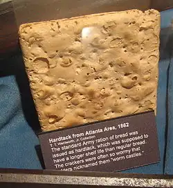 Suchar vydávaný jako armádní příděl během americké občanské války z roku 1862. Suchary byly často prožrané červy.