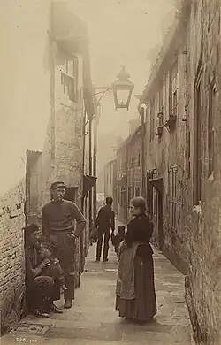 Lidé v ulicích Whitby, 1889