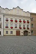 Pernštýnské nám. 51, Pardubice, městský dům s lékárnou.JPG