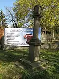 Pernarec, boží muka proti kostelu.jpg