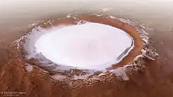Pohled na kráter Koroljov vygenerovaný z fotografií a výškových map pořízených sondou Mars Express