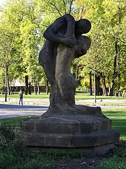 Petřín, socha Polibek.jpg