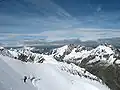 Bliggspitze je vidět z vrcholu Petersenspitze