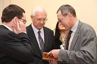 Petr Hlaváček s předsedou Akademie věd Jiřím Drahošem a rakouským filozofem Konradem Paulem Liessmannem (2010)