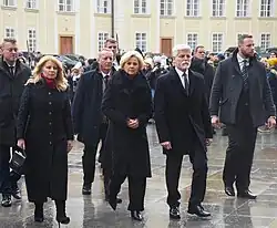 První dáma mezi manželem a slovenskou prezidentkou Zuzanou Čaputovou před rozloučením s Karlem Schwarzenbergem (prosinec 2023)