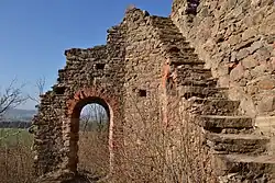 Romantická zřícenina z 19. století na místě horního hradu