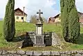 Kříž s pomníkem padlých