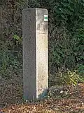 Starý silniční kamenný rozcestník