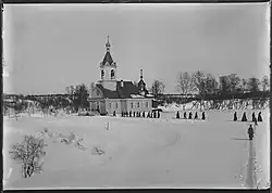 Klášterní kostel Petsjenga v zimní krajině, kněží na cestě domů, asi 1911