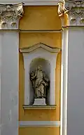 Socha ve výklenku