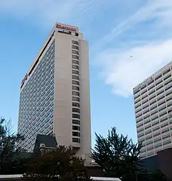 Hotel Sheraton v Santa Monice v Kalifornii. Zde byly udělovány Zlaté maliny za rok 2003.