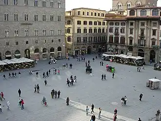 Pohled na náměstí z horního balkónu Palazzo Vecchio