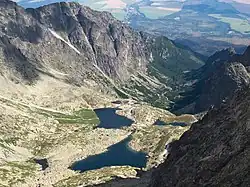 Pohled z Ľadového štítu na päť spišských plies, vpravo Žlutá stěna a ještě dále Oštepy.